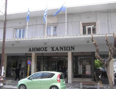 Διαμαρτυρία απλήρωτων εργαζομένων έξω από το δημαρχείο Χανίων